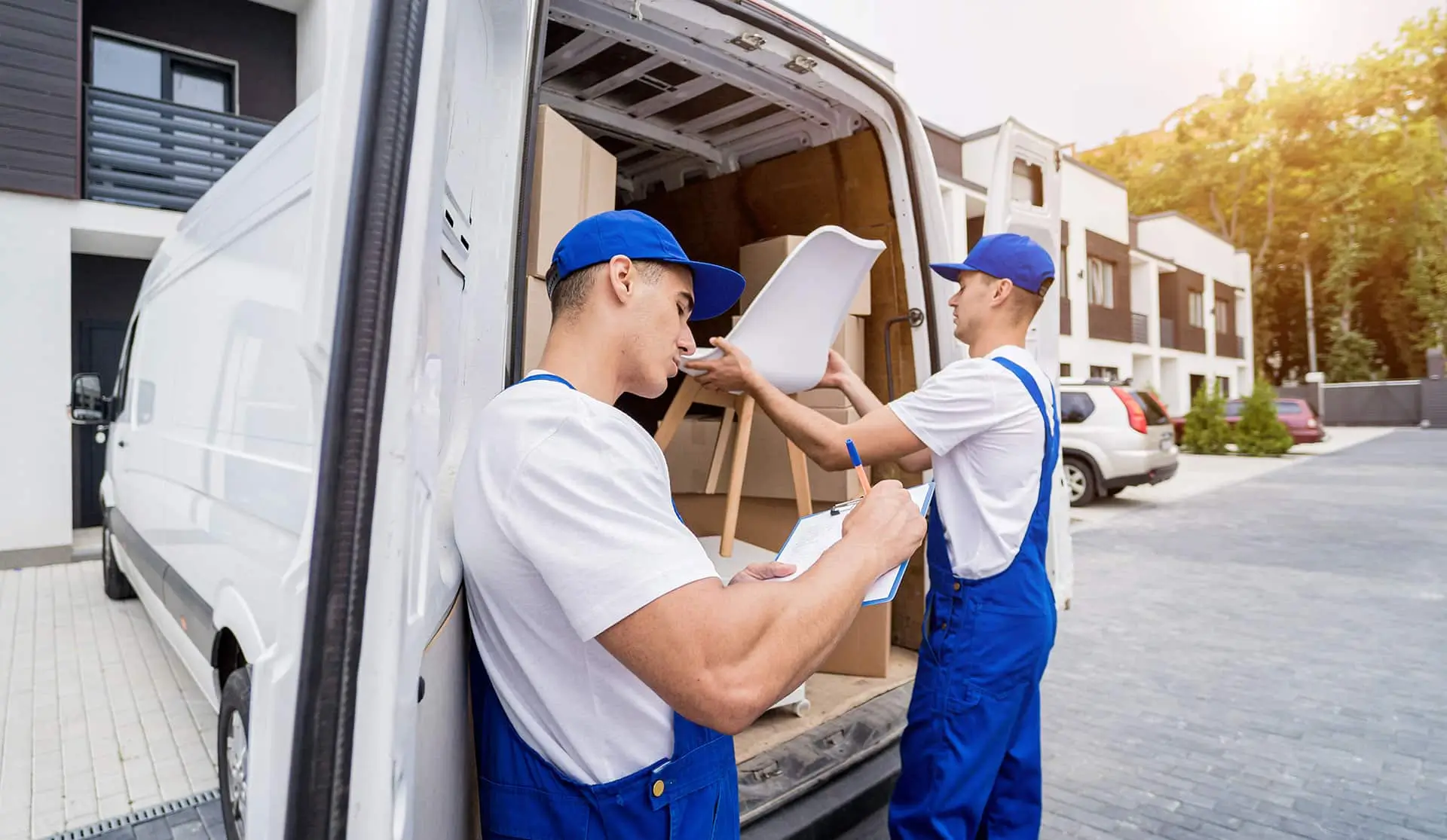 Choosing a Premier Moving Company London for Your Transition (1)